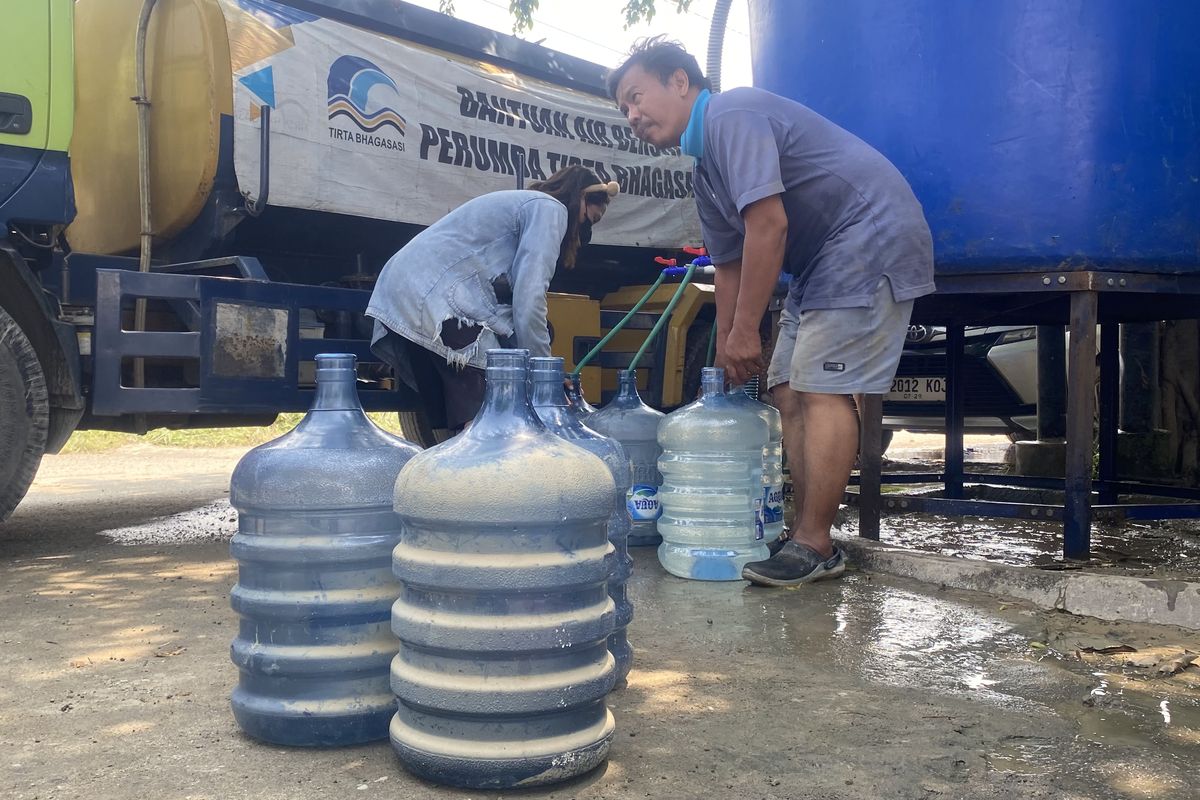 Warga Terdampak Banjir di Perumahan Palm Bekasi Dapat Bantuan Air Bersih