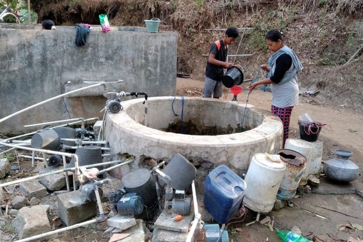 Warga Dusun Karangpilang Lor, Desa Rejosari, Kecamatan Semin, Gunungkidul, Mengambil Air dari Salah Satu Sumur yang Ada di Dusun itu. Senin (9/9/2019)