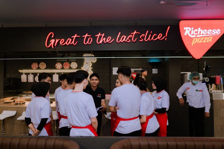 Suasana hangat dan dinamis di dalam gerai Richeese Pizza yang siap memanjakan pecinta pizza.