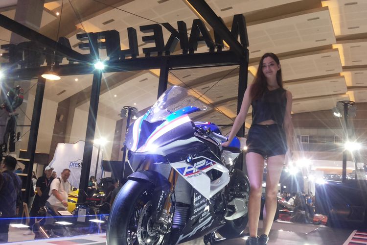 HP4 Race yang diperkenalkan BMW Motorrad di hari pertama ajang Indonesia International Motor Show (IIMS) 2018, di JIExpo Kemayoran Jakarta, Kamis (19/4/2018).