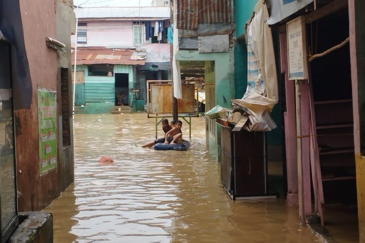 Banjir Sungai Deli Lama di Medan Surut, Banyak Warga Masih Mengungsi di Loteng Rumah
