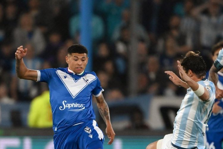 Penyerang Velez Sarsfield #39 Imanol Machuca (kiri) dan gelandang Racing #13 Santiago Sosa memperebutkan bola dalam pertandingan sepak bola leg kedua perempat final Copa Libertadores antara Racing vs Velez Sarsfield di Stadion Presidente Juan Domingo Peron (El Cilindro) di Avellaneda, provinsi Buenos Aires, Argentina pada 23 September 2025. (Foto oleh Luis ROBAYO / AFP)