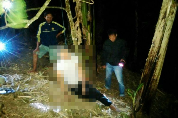 Seorang kakek di Kabupaten Bone, Sulawesi Selatan ditemukan tewas gantung diri di pohon coklat, Kamis (22/9/2017).

