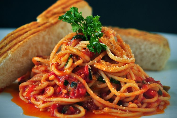 Ilustrasi spageti dengan saus tomat. 