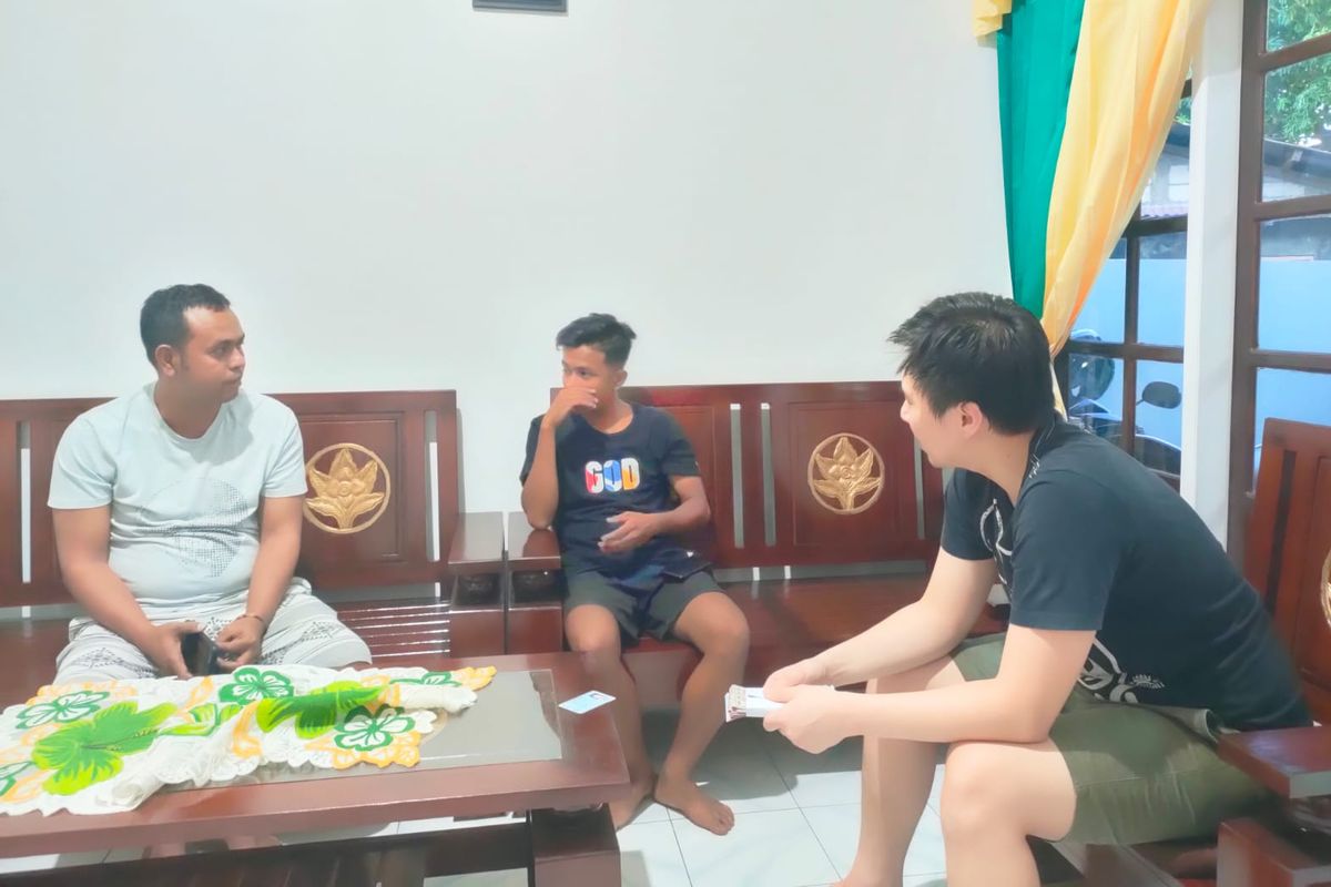 Aipda Fandy Adoe dan Brigpol Richard Raja Kana, anggota Polda NTT, saat menyerahkan uang Rp 7,5 juta kepada Suryanto Limardi