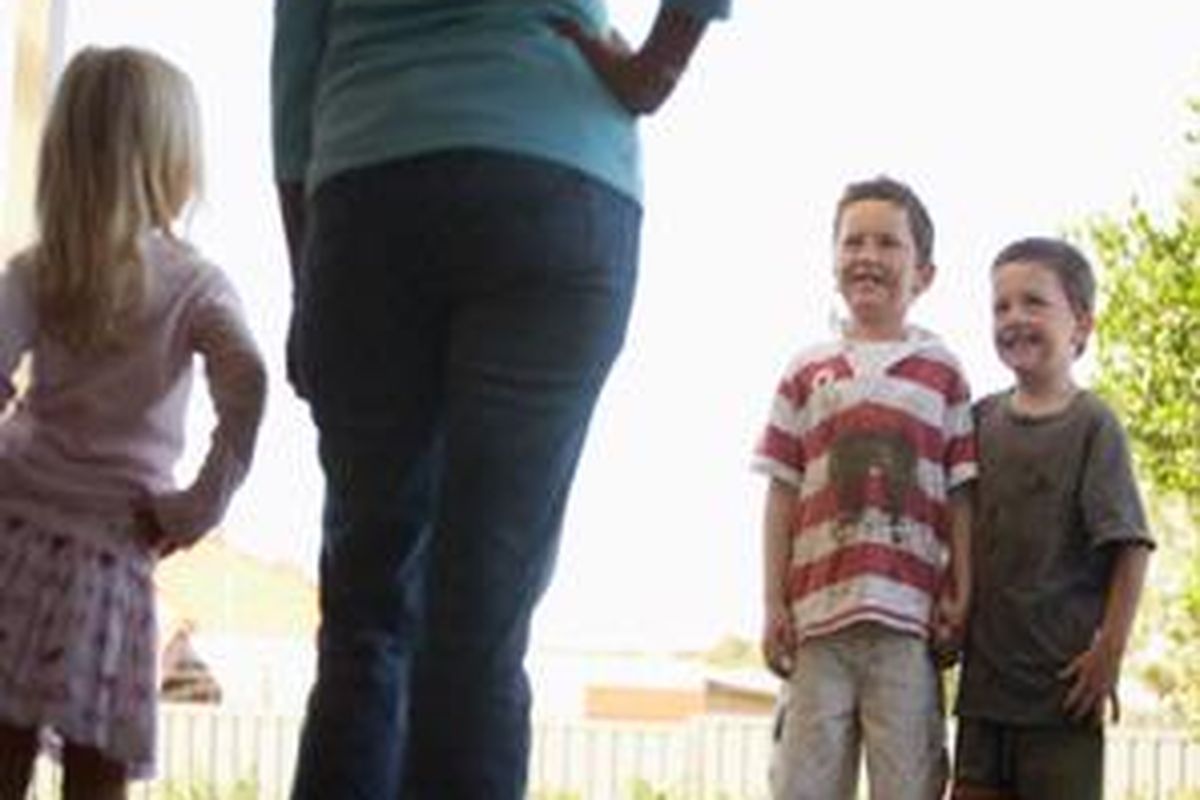 Jangan marahi anak yang pulang dengan baju kotor dan wajah sumringah. Tandanya ia senang sudah bermain dan belajar. Baju bisa dibersihkan, masa kecil tak bisa diulang. 