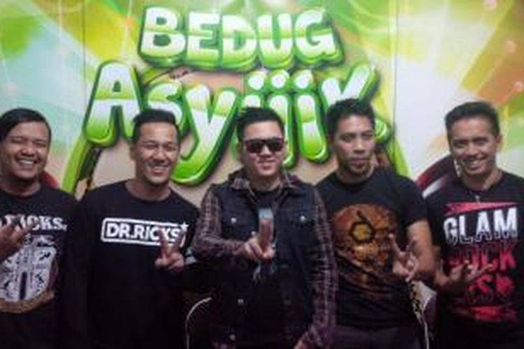 Band Five Minutes diabadikan dalam acara Bedug Asyiiik 2015 Bareng Sampoerna Kretek di Lapangan Blimbing, Jombang, Jawa Timur, Sabtu (27/6/2015).