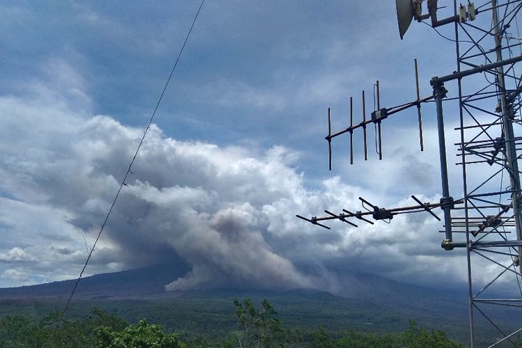 Kolom abu berwarna kelabu teramati saat terjadi erupsi Gunung Semeru di Kabupaten Lumajang, Jawa Timur, Senin (3/1). FOTO: PVMBG