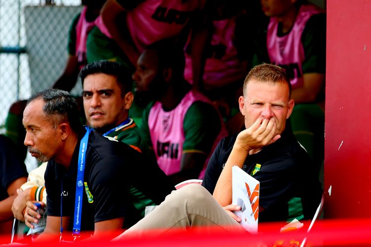 Pelatih Persebaya Surabaya Josep Gombau (kanan) dan asisten pelatih Uston Nawawi (kiri) saat pertandingan pekan ke-12 Liga 1 2023-2024 melawan Madura United yang berakhir dengan skor 3-0 di Stadion Gelora Bangkalan, Minggu (17/9/2023) sore.