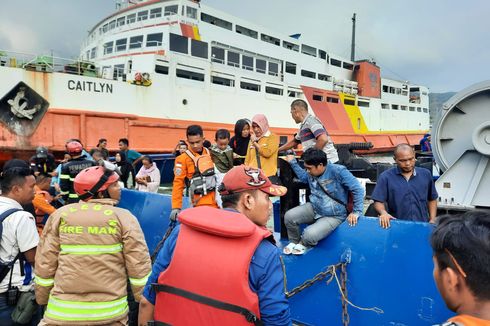 KMP Royce 1 Terbakar di Selat Sunda, Seluruh Penumpang Selamat Setelah 2 Jam Dievakuasi 