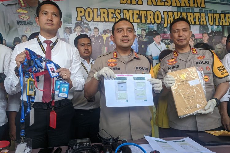 Kapolres Metro Jakarta Utara Kombes Budhi Herdi Susianto memberi keterangan terkait pinjaman online yang digrebek si kawasan Mal Pluit Village, Penjaringan, Jakarta Utara