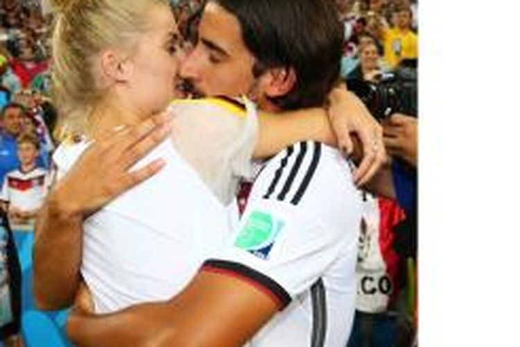 Gelandang timnas Jerman, Sami Khedira, berpelukan dengan kekasihnya, Lena Gercke, usai Jerman menjadi juara Piala Dunia 2014, Minggu (13/7/2014). Jerman menang 1-0 atas Argentina dalam laga final di Stadion Maracana, Rio de Janeiro, Brasil.