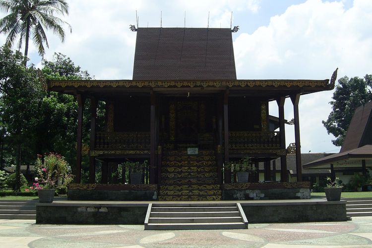 Rumah Tradisional Bubungan Tinggi Kalimantan Selatan