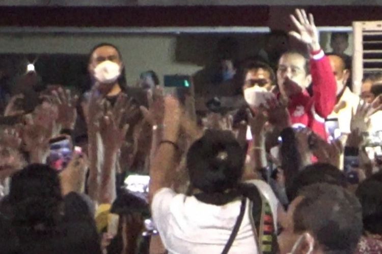 Foto: Presiden Joko Widodo saat menyapa ribuan warga di Stadion Marilonga Ende, NTT, pada Rabu (1/6/2022) malam.