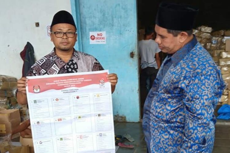 Mohamad Subhan, Komisioner KPU Kabupaten Pamekasan saat membuka contoh surat suara yang akan digunakan pada tanggal 17 April mendatang.