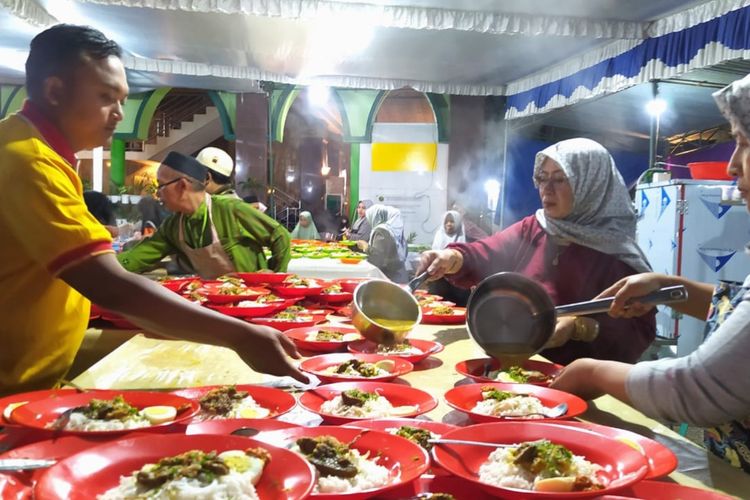 Sajian menu berbuka puasa gratis di Masjid An Nuur, Kota Batu, Jawa Timur dengan menu berbahan baku olahan daging sapi.