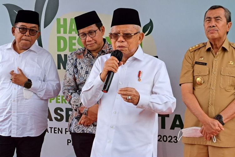 Wakil Presiden Ma'ruf Amin memberikan keterangan pers seusai acara Hari Desa Asri Nusantara di Pelalawan, Riau, Senin (20/3/2023).