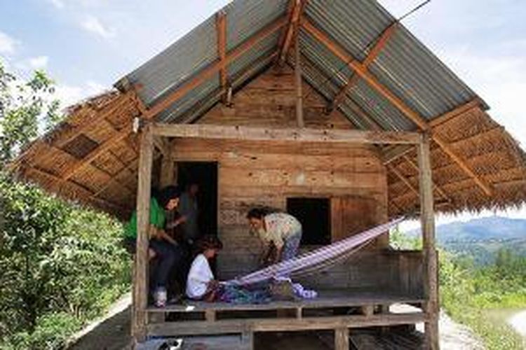 Indo Sambo menenun (ma’tannun) di teras rumah, di depan para tamu, setelah ritual mak sapang dilaksanakan.