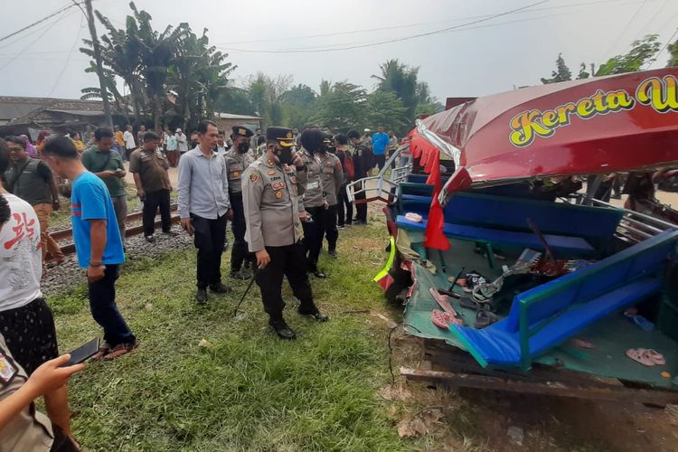 Odong-odong tertabrak kereta api di perlintasan kereta Desa Silebu, Kecamatan Kragilan, Kabupaten Serang, Banten, Selasa(26/7/2022).