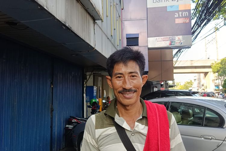 Tri (45), penjual takjil Mangga Besar, Jakarta Pusat, yang viral di media sosial.