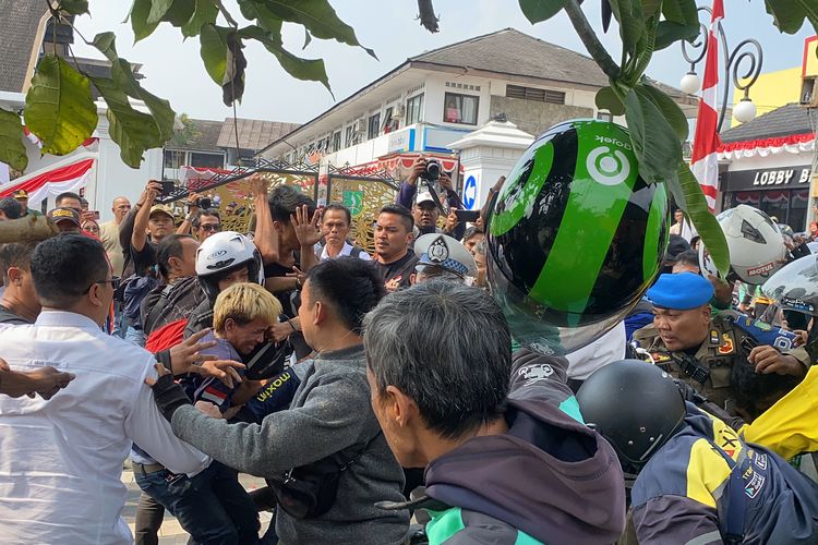 Bentrokan terjadi antara sopir angkot dan ojol di Jalan R. Syamsudin Kota Sukabumi. Selasa (20/8/2024)