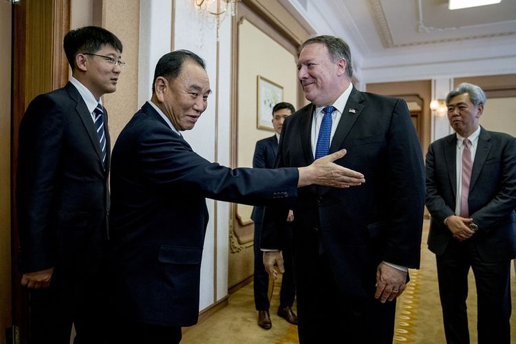 Menteri Luar Negeri Amerika Serikat Mike Pompeo (dua dari kanan) menyapa pejabat senior Korea Utara Kim Yong Chol (dua dari kiri) di Pyongyang, Jumat (6/7/2018). Kedatangan Pompeo adalah meminta detil komitmen denuklirisasi yang dicapai antara Pemimpin Korut Kim Jong Un dan Presiden AS Donald Trump di Singapura (12/6/2018).