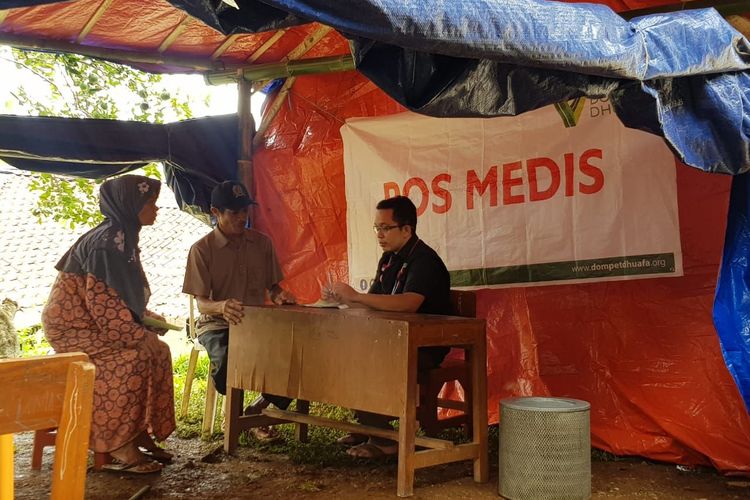 Pelayanan kesehatan dari LKC Dompet Dhuafa untuk korban banjir bandang dan longsor Bogor.