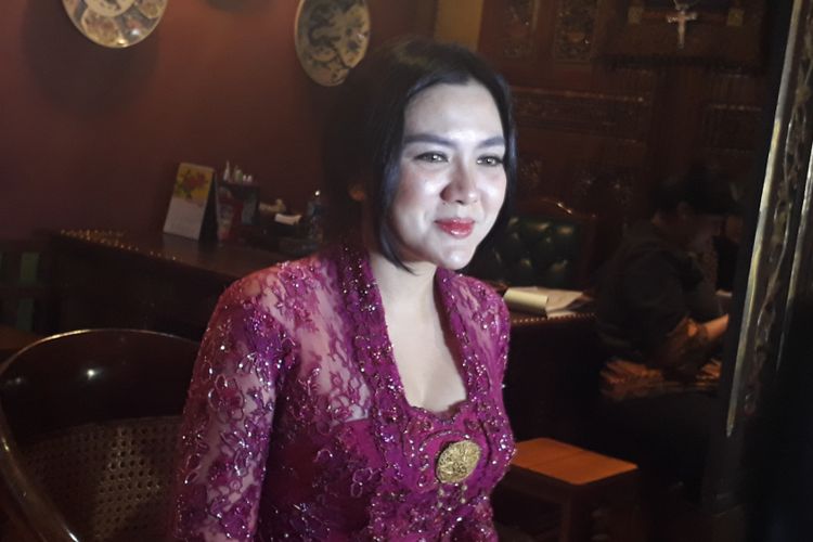 Vicky Shu ketika ditemui wartawan saat sedang fiiting baju untuk pernikahannya di Anne Avantie Grwnd Indonesia, Jakarta Pusat, Sabtu (16/9/2017).