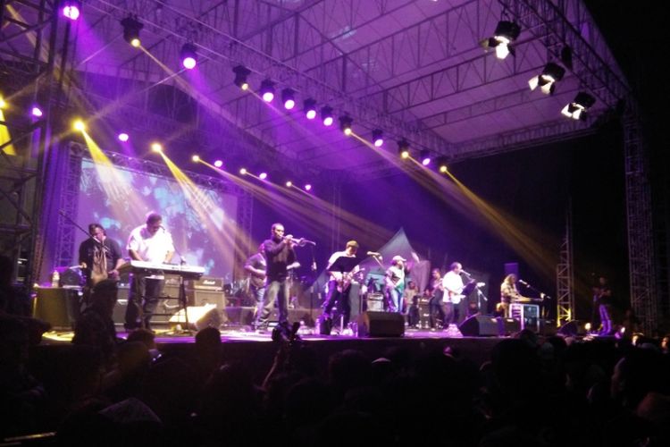 Band legendaris asal Papua Black Brothers saat memeriahkan acara Sehari Bersama Papuadi Lapangan Pussenif, Jalan Supratman Bandung, Sabtu (12/8/2017) malam. 