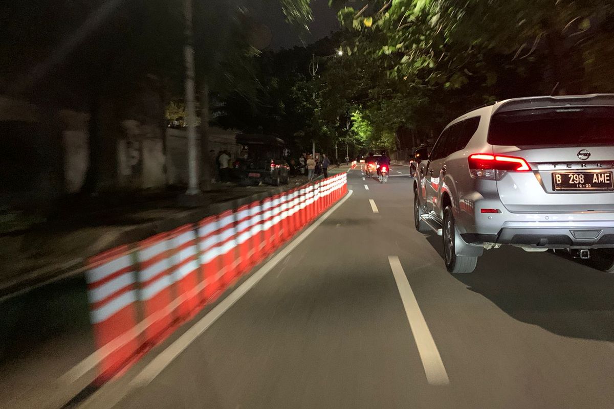 Jalan Tentara Pelajar, Tanah Abang, Jakarta Pusat, saat ini dijaga ketat oleh petugas Satpol PP dan Dishub setelah adanya video viral yang menjadikan jalur sepeda untuk tempat berjualan sate taichan dan lahan parkir, Minggu (23/10/2022).