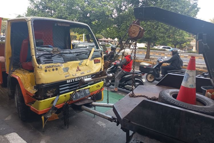 Imbas Demo 27 Agustus, 2 Truk Dirusak di Kemanggisan, Lalin S Parman Macet