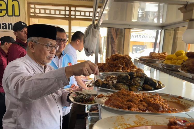 Calon Gubernur (Cagub) Jawa Barat (Jabar) nomor urut 3, Ahmad Syaikhu, menikmati makan siang di Rumah Makan Harapan yang terletak di Jalan Raya Tambak Mekar, Kecamatan Jalancagak, Kabupaten Subang, pada Jumat (18/10/2024).