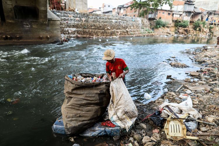 Warga beraktivitas di pemukiman padat penduduk di bantaran Sungai Ciliwung, Manggarai, Jakarta, Minggu (28/7/2019). Berdasarkan data Badan Pusat Statistik (BPS) DKI Jakarta, persentase penduduk miskin DKI Jakarta pada Maret 2019 adalah 3,47 persen atau sebesar 365,55 ribu orang. Saat ini pemerintah DKI Jakarta melakukan pilot project di beberapa wilayah dengan mengutamakan program KJP, Kesehatan, dan Pendidikan yang ditargetkan dapat mengurangi kemiskinan.