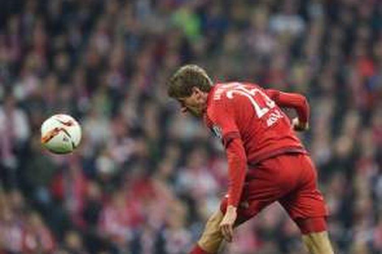 Sundulan Thomas Mueller membuka kemenangan Bayern Muenchen atas Werder Bremen pada semifinal DFB Pokal di Allianz Arena, Selasa (19/4/2016). 