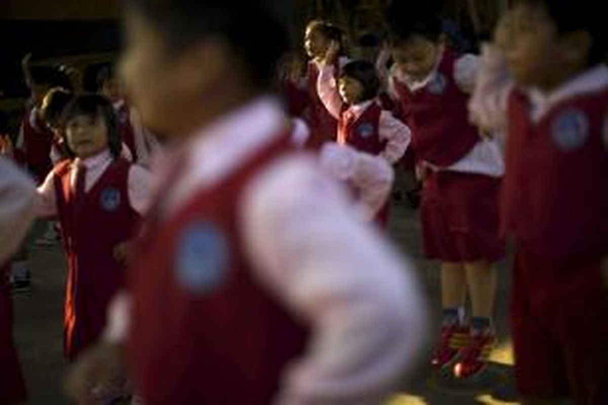 Anak-anak berbaris pada hari pertama masuk sekolah di TK Nurmala Hikmah, Pondok Kelapa, Jakarta Timur, Senin (27/7/2015). Peraturan Menteri Pendidikan dan Kebudayaan Nomor 23 Tahun 2015 tentang Penumbuhan Budi Pekerti berisi antara lain tentang keterlibatan orangtua dalam pendidikan anak. Salah satu hal yang ditekankan adalah kewajiban orangtua mengantar anak ke sekolah pada hari pertama tahun ajaran baru.