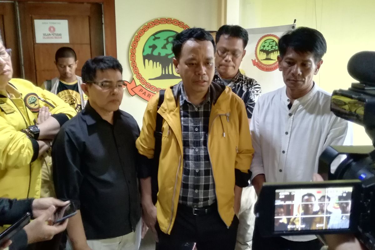 Ketua DPP Partai Berkarya Badaruddin Andi Picunang (tengah) di kantor Partai Berkarya, Jakarta, Jumat (24/1/2020)