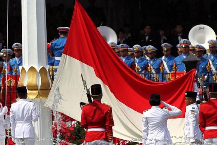 Ilustrasi: Pasukan Paskibraka melakukan upacara penaikan bendera Merah Putih dalam rangka peringatan detik-detik proklamasi, di Istana Merdeka, pada perayaan hari kemerdekaan Indonesia 17 Agustus 2012. Daftar negara yang mengakui kemerdekaan Indonesia kali pertama diawali Mesir pada 22 Maret 1946.