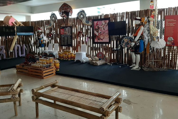 Pernak-pernik terkait upacara tradisional Melasti dari Bali yang dipamerkan dalam Pekan Kebudayaan Nasional (PKN) dari tanggal 7 sampai 13 Oktober 2019 di Kompleks Istora Gelora Bung Karno, Jakarta.