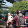 Hindari Kemacetan, Pemotor di Kalimalang Ambil Jalan Pintas lewat Permukiman