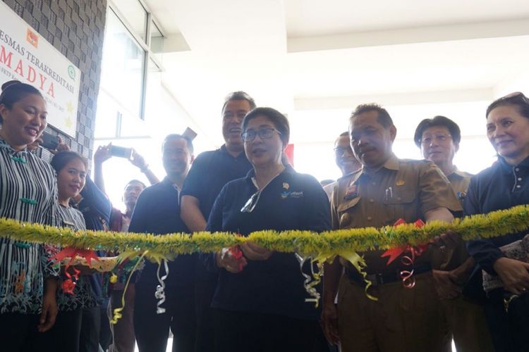 Menteri Kesehatan Nila F Moeloek saat meresmikan puskesmas perbatasan di Kabupaten Sanggau, Kalimantan Barat (17/4/2018).
