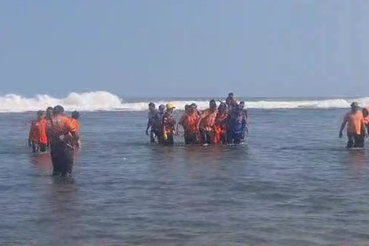Evakuasi korban laka laut di Pantai Watu Kodok, Gunungkidul. Selasa (24/6/2025)