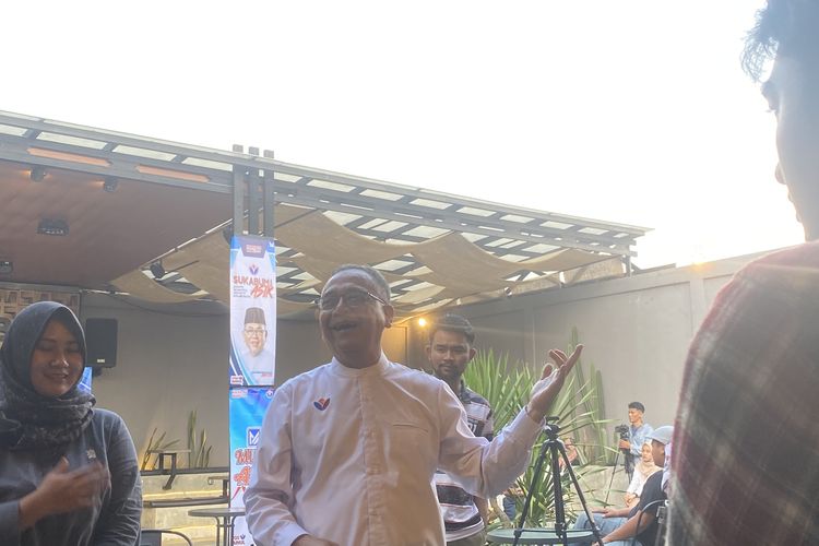 Calon Bupati nomor urut 1, Iyos Somantri (baju putih) kala berdialog dengan muda-mudi sambil belanja masalah pada segmen pemuda, Selasa (22/10/2024) petang.