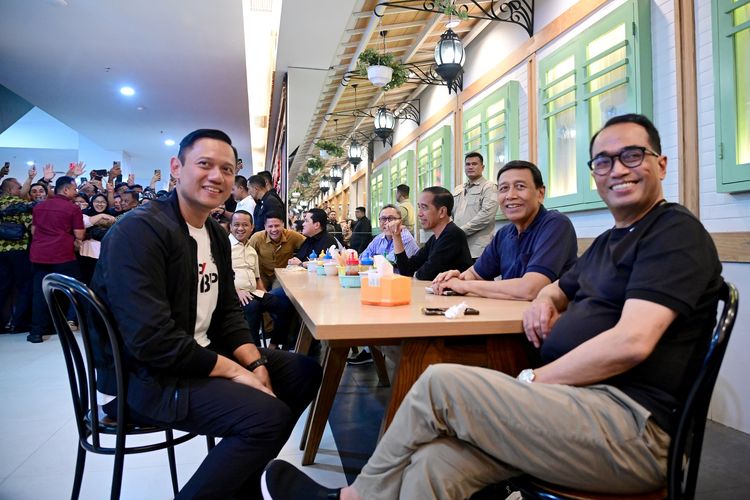 Presiden Joko Widodo bersama para menteri menyempatkan makan malam di Big Mall Samarinda pada Rabu (28/2/2024) semalam. 