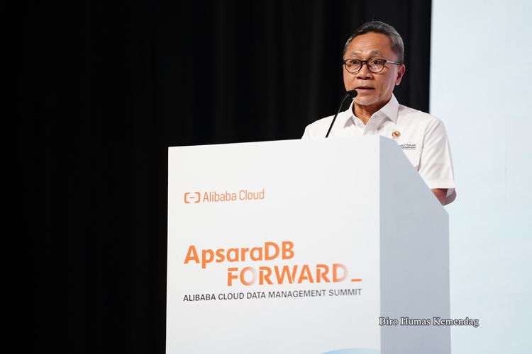 Menteri Perdagangan (Mendag) Zulkifli Hasan dalam acara ApsaraDB Forward Alibaba Cloud Data Management Summit, Selasa (25/7) di the Ritz Carlton Pacific Place, Jakarta. 
