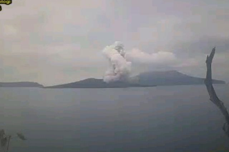 PVMBG merekam aktivitas erupsi berupa lontaran abu setinggi 1,5 kilometer yang keluar dari kawah Gunung Anak Krakatau di Lampung, Senin (19/6/2023).