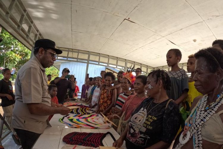 Bupati Keerom Piter Gusbager memberikan bantuan UMKM bagi mama-mama Papua di Kampung Bias, Distrik Towe, Kabupaten Keerom, Papua, Rabu (17/9/2025). 