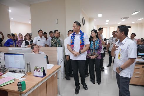 AHY Bagi-bagi Sertifikat untuk Masjid dan Mushala di Menteng Pulo