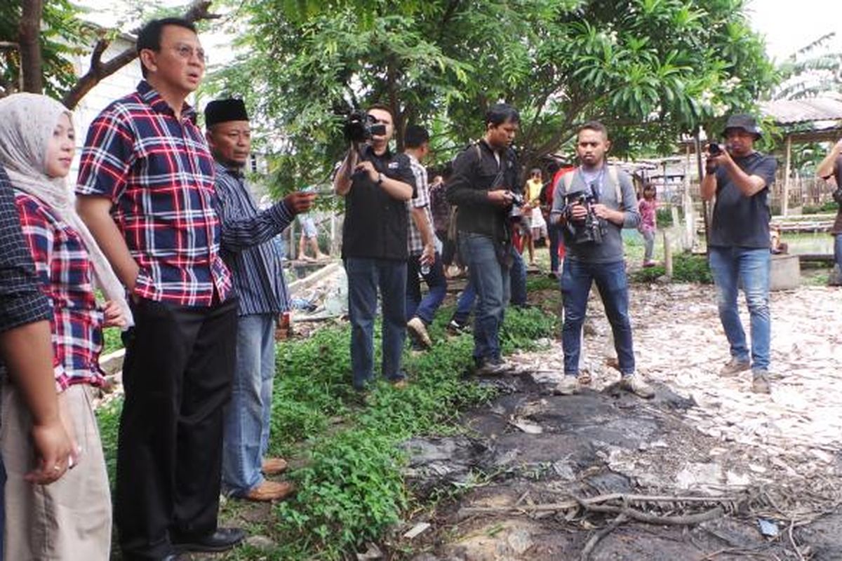 Calon gubernur nomor pemilihan dua DKI Jakarta Basuki Tjahaja Purnama atau Ahok saat blusukan di Jatinegara, Jakarta Timur, Senin (6/2/2017).