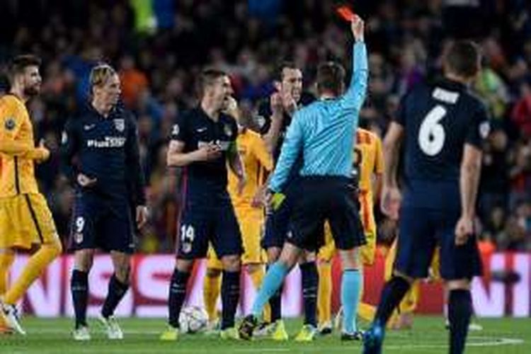 Penyerang Atletico Madrid, Fernando Torres (9), menerima kartu merah dari wasit Felix Brych dalam laga di kandang Barcelona, Camp Nou, 5 April 2016.
