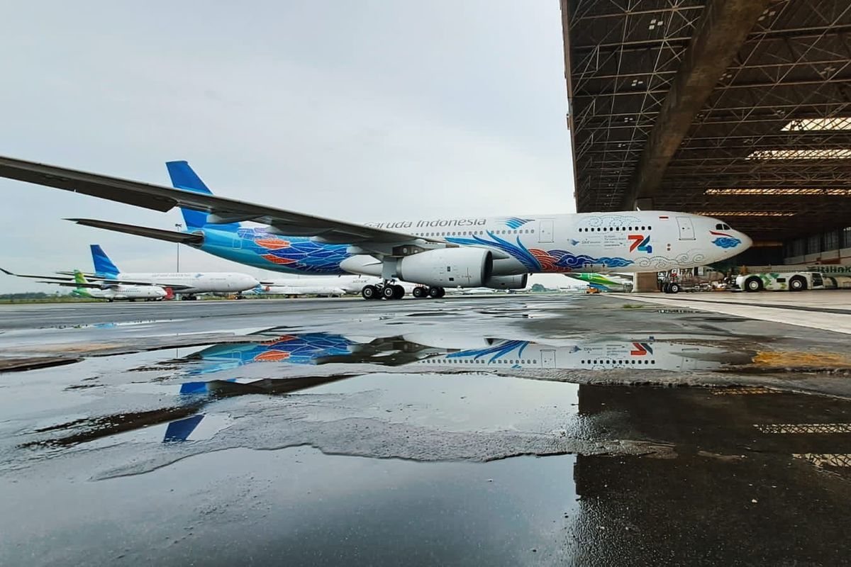 Pesawat Garuda Indonesia yang badannya (livery) dihiasi motif batik mega mendung dan awan.